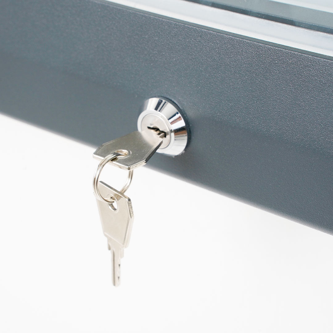 tablón de anuncios exterior con llave