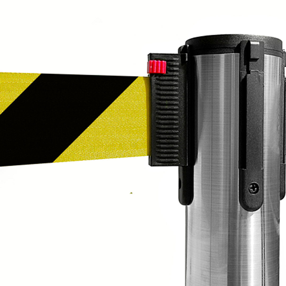 poste separador con cinta retráctil negra y amarilla