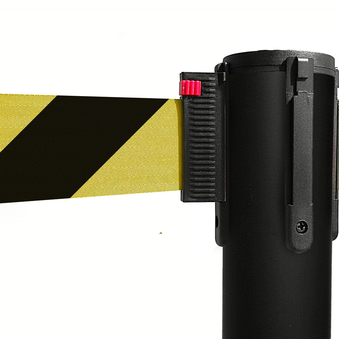 poste separador negro con cinta negra y amarilla