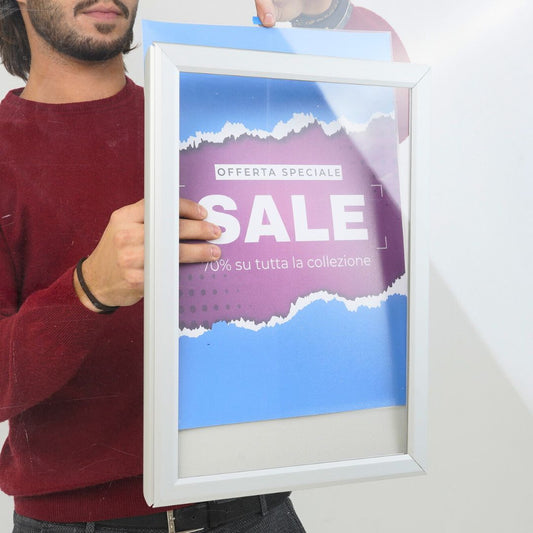 Inserción de un cartel publicitario en el marco para escaparates