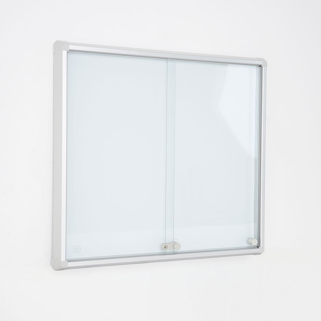 vitrina de anuncios con puertas correderas