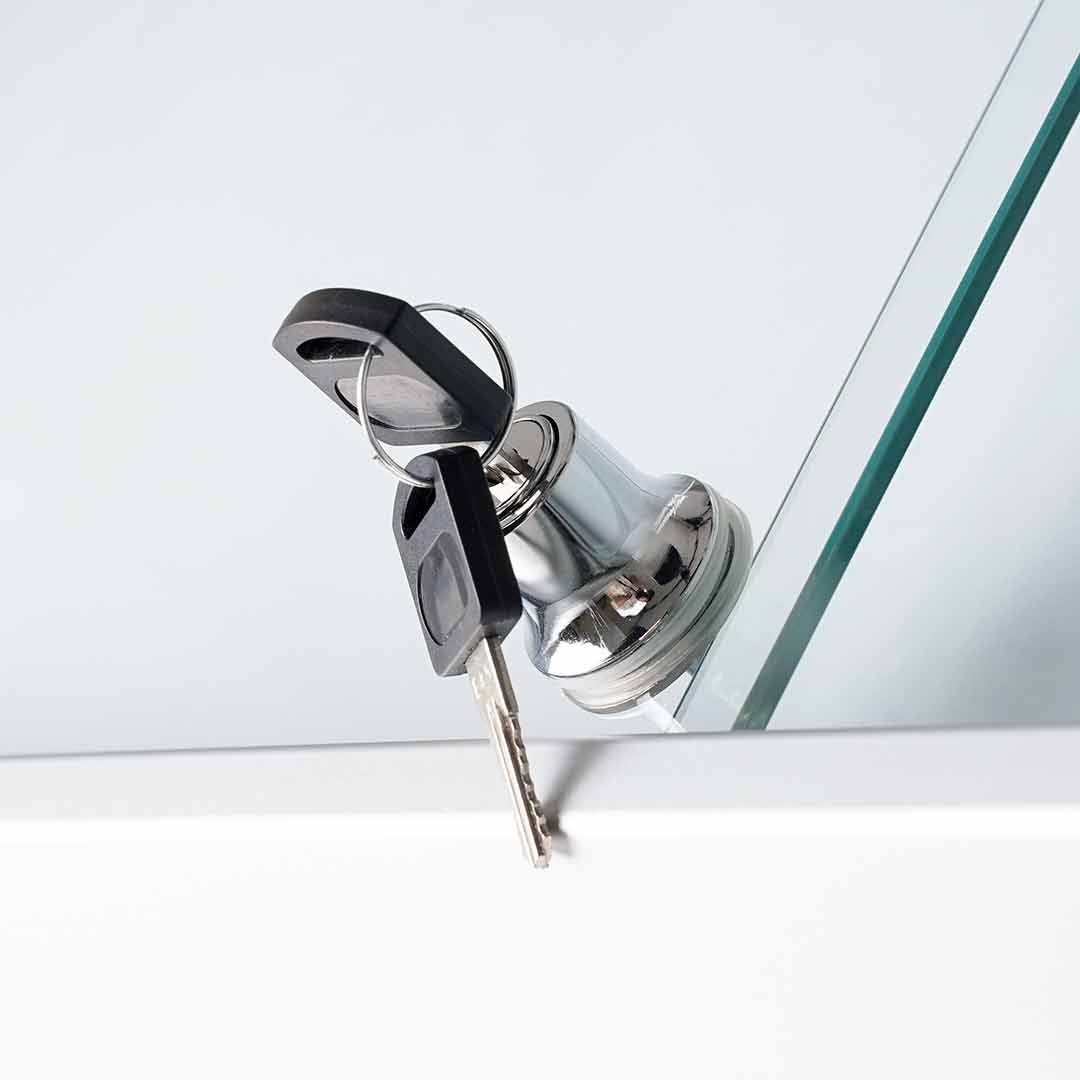 Vitrina de anuncios con llaves