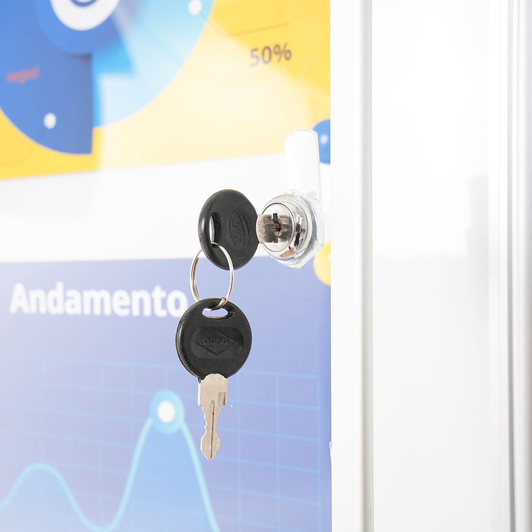 vitrina de anuncios con llaves