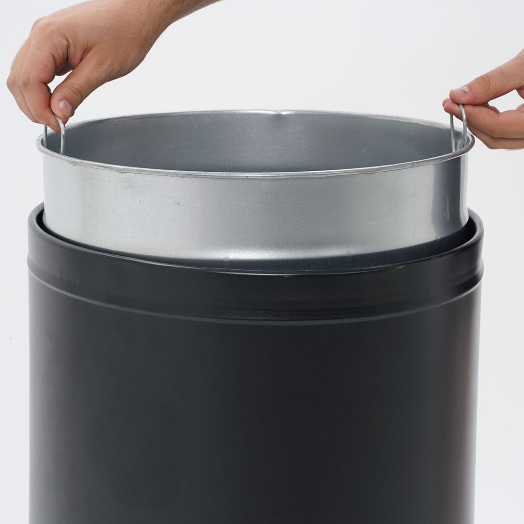 papelera metálica con tapa