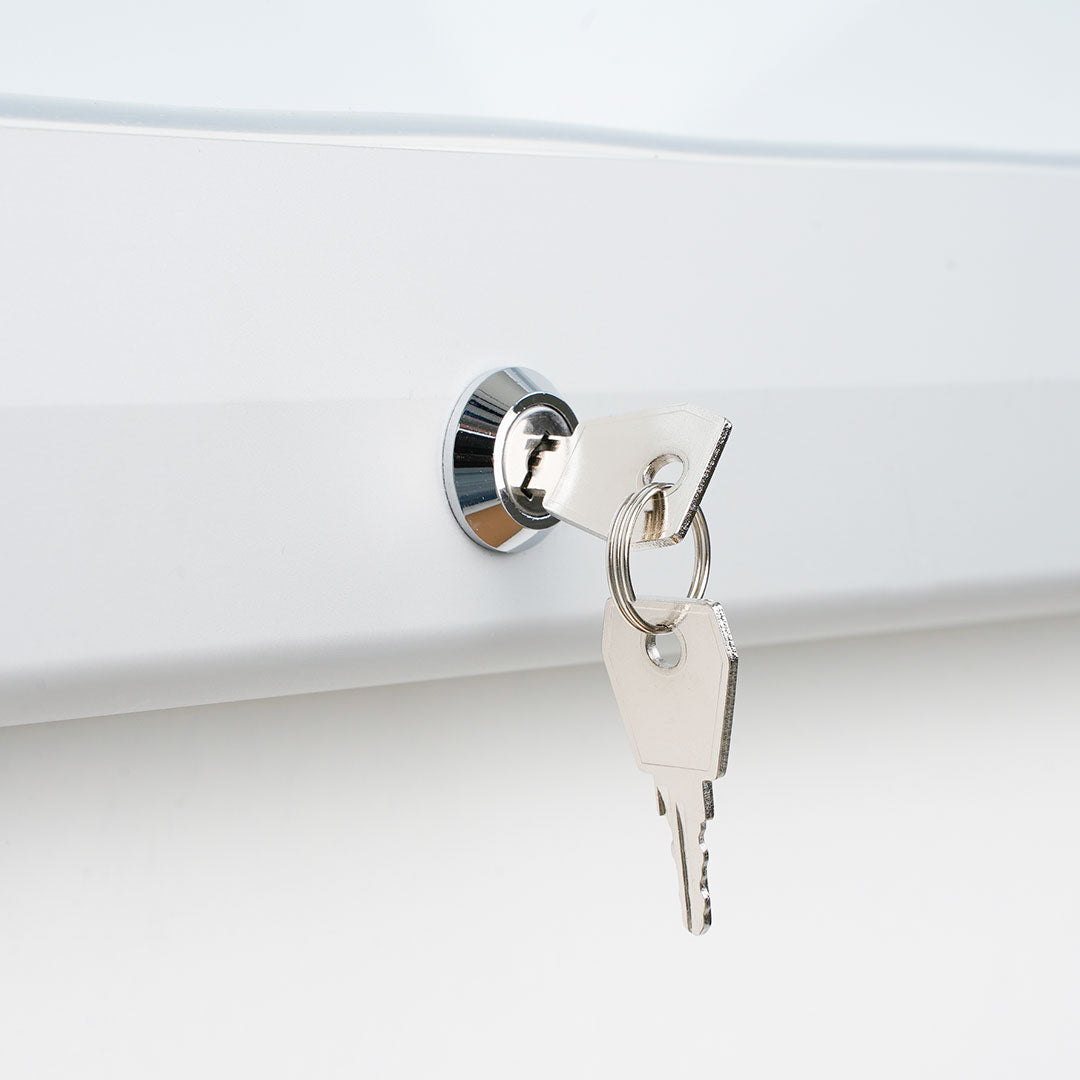 tablón de anuncios exterior con llave