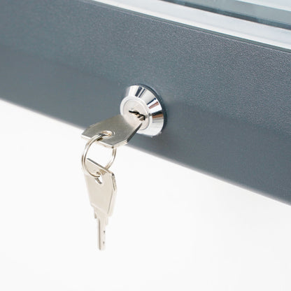 tablón de anuncios exterior con llave