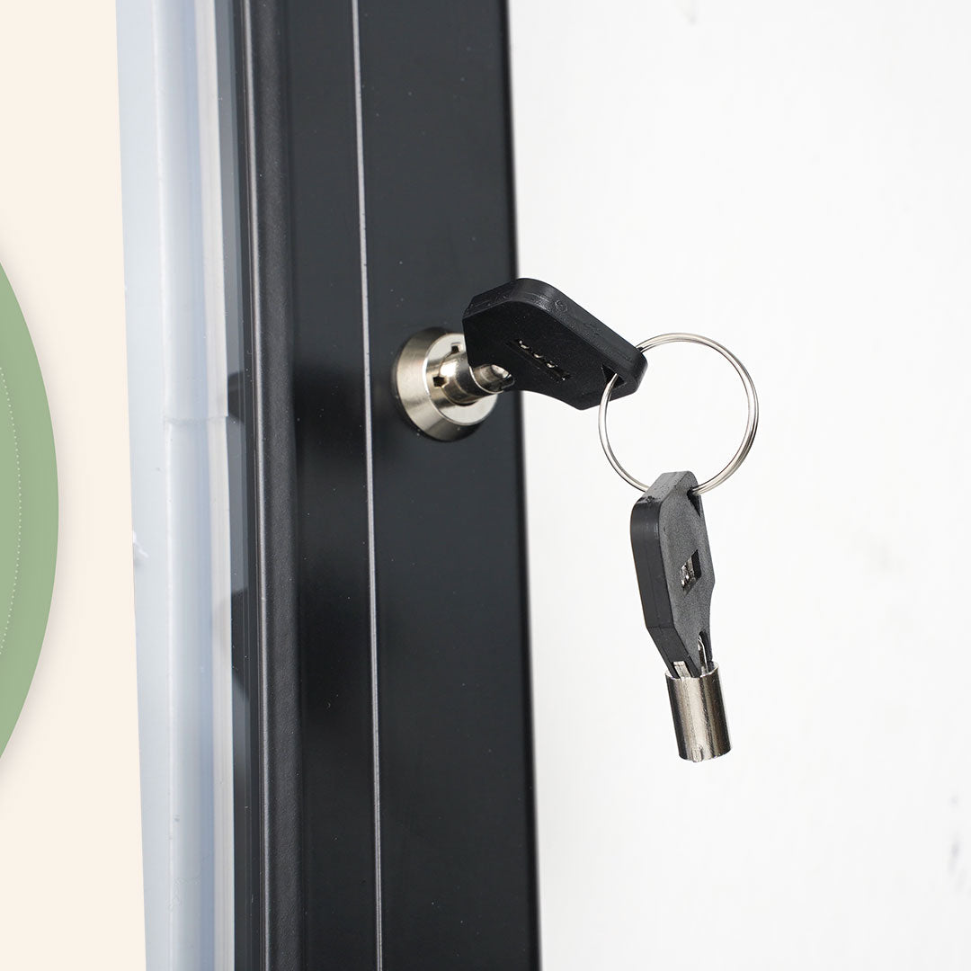 tablón de anuncios exterior con llave