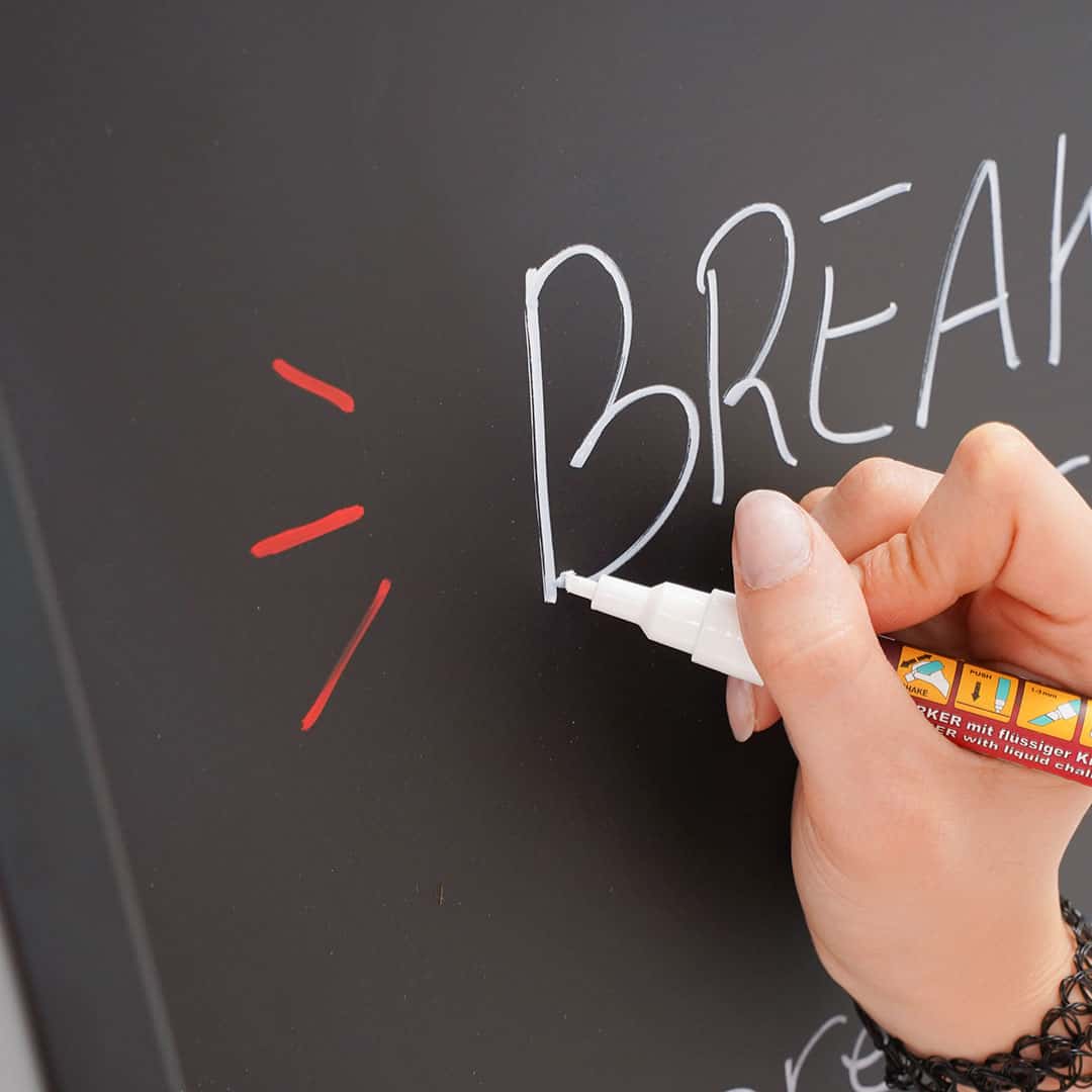 pizarra bar escribible con marcadores de tiza