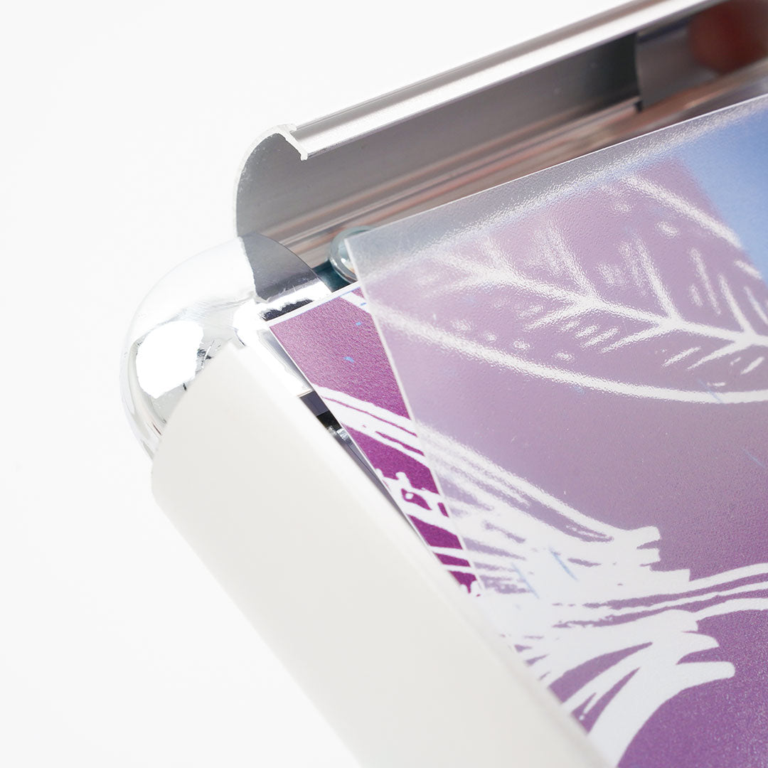 marco abatible con hoja de protecion transparente