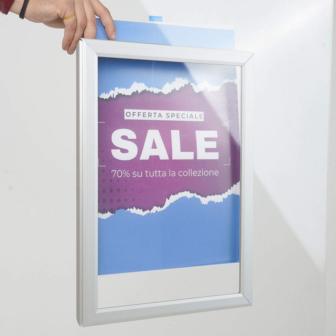 Inserción de hoja publicitaria en el marco para escaparates