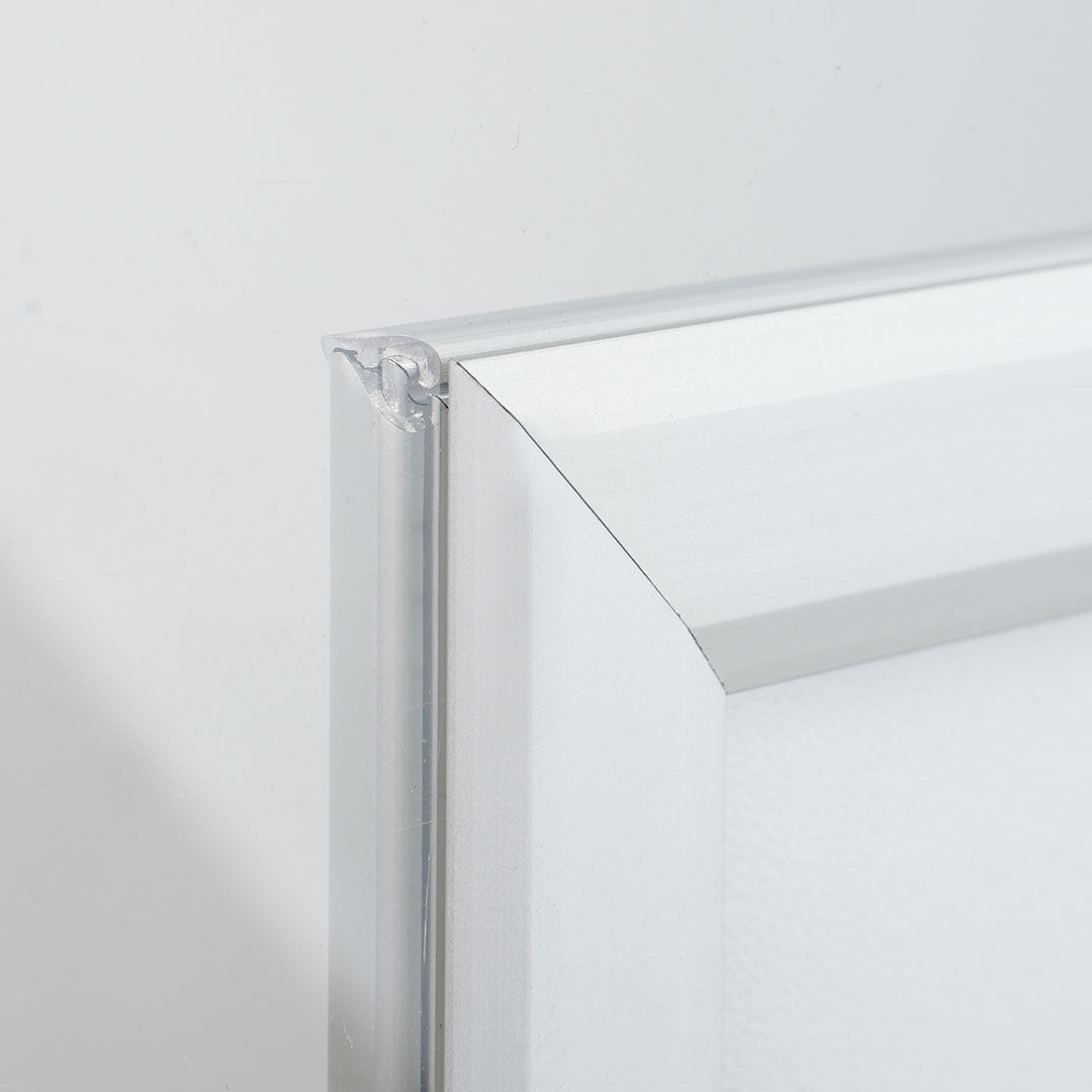 Marco para escaparates con inserción de la hoja desde el interior.