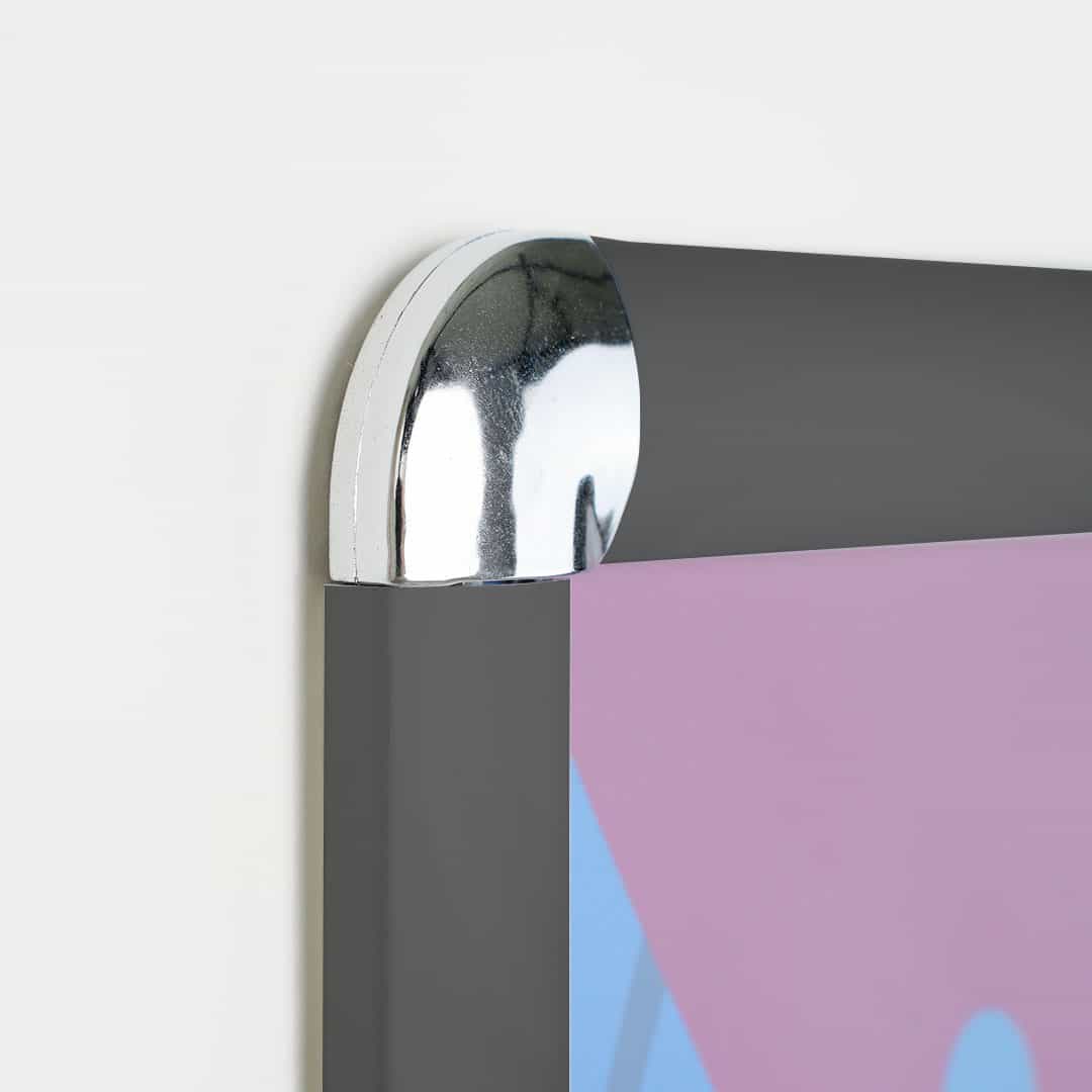 detalle esquina marco publicitario de aluminio negro