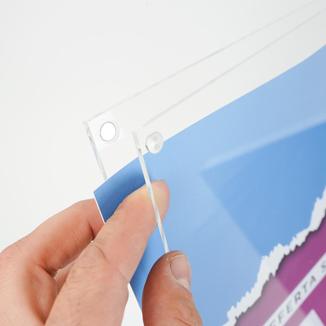 detalle de porta grafica de pie en metacrilato