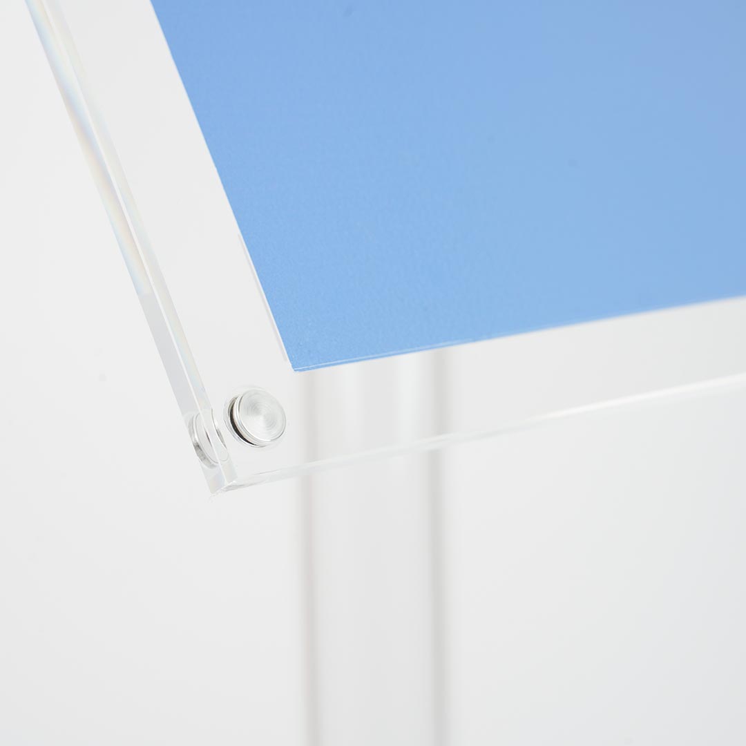 detalle magnético de porta grafica de pie en metacrilato