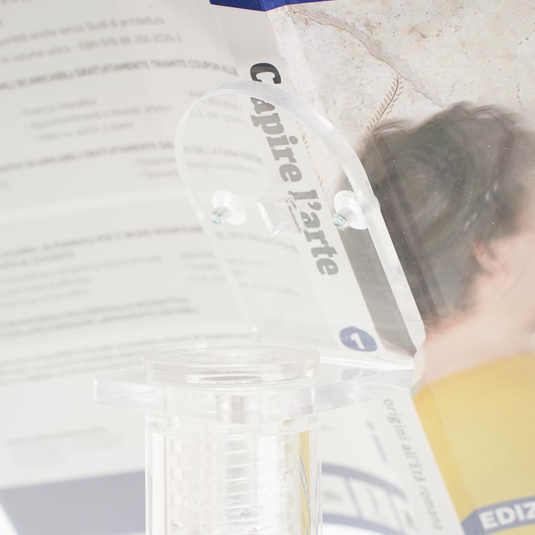 detalle de atril de pie en metacrilato