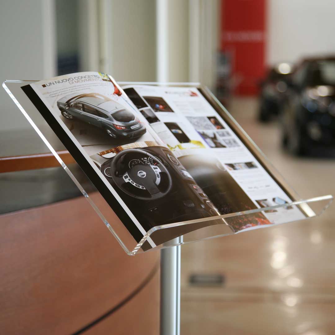 atril de metacrilato con montante de metal