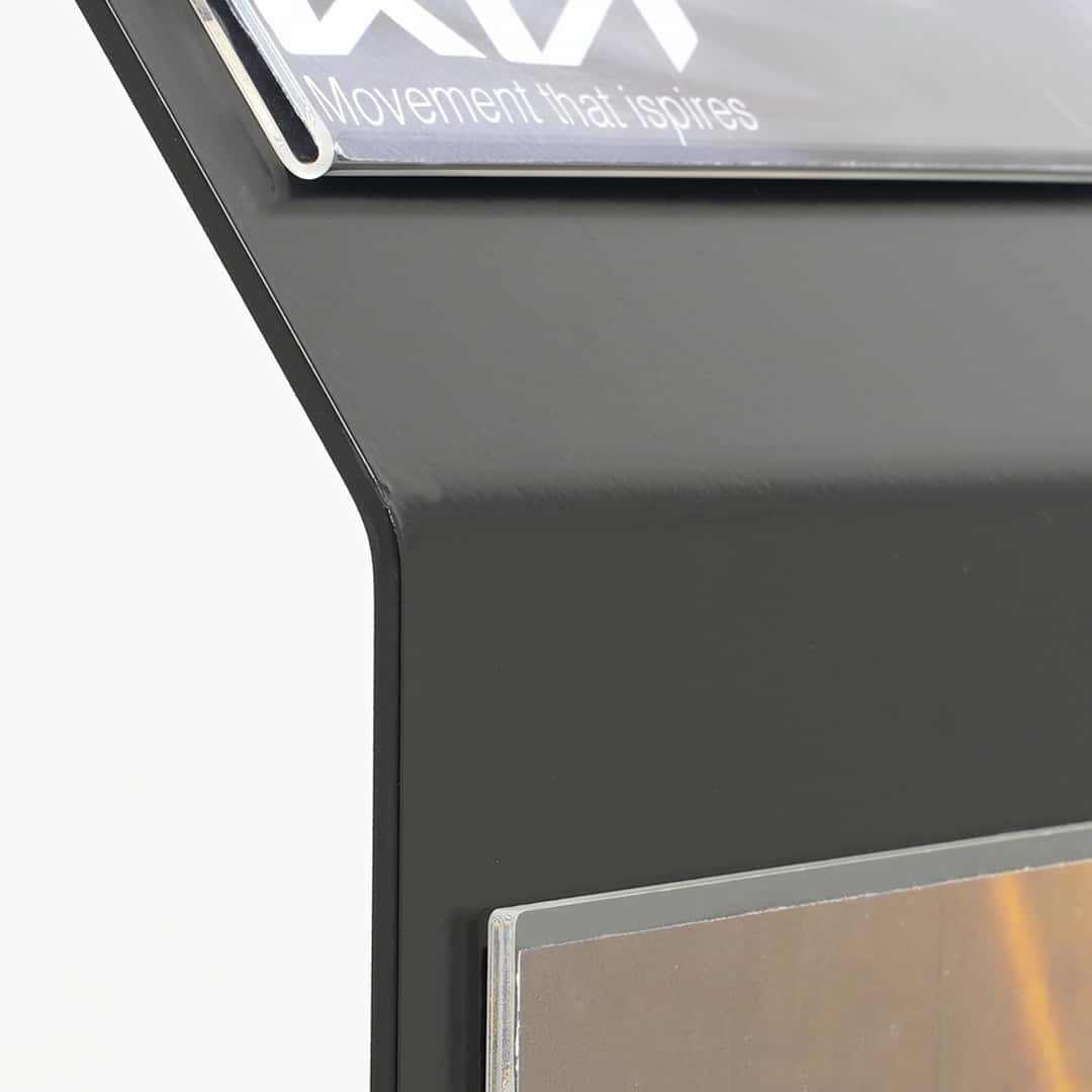 detalle expositor de portagraficas de pie en metal negro