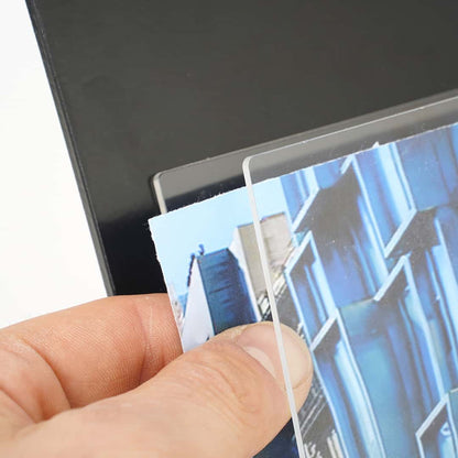 detalle expositor de portagraficas de pie en metal negro