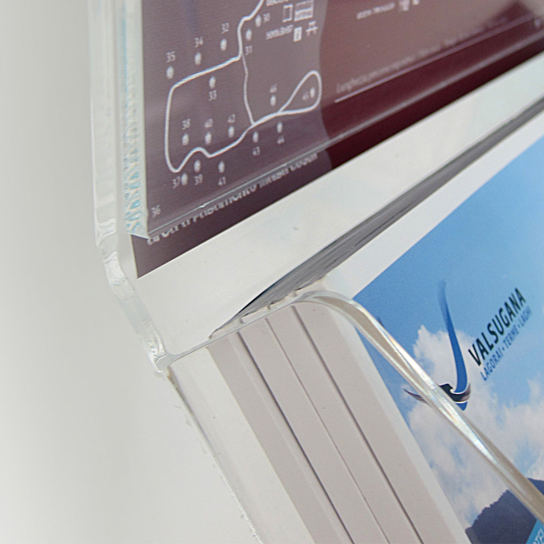 detalle atril portafolletos y portagrafica