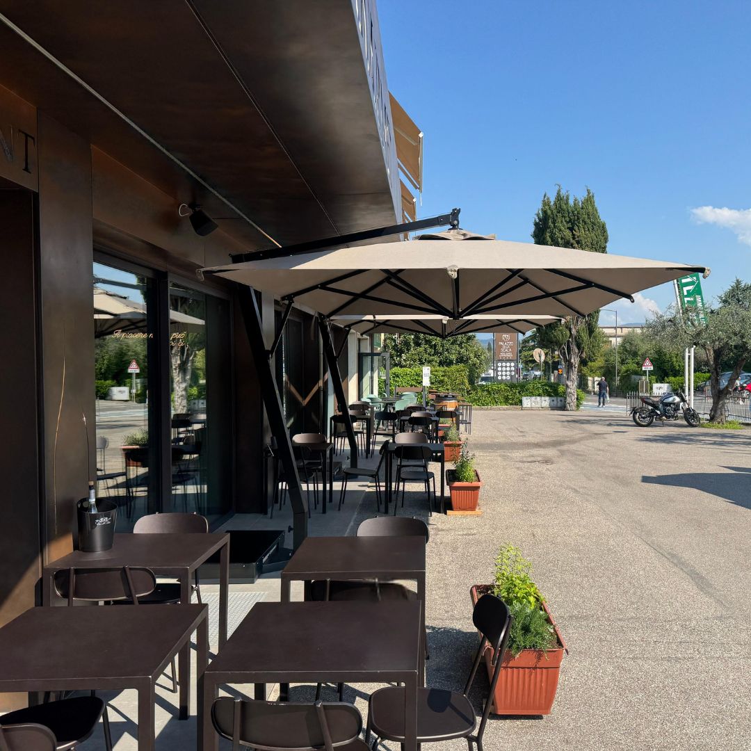 Sombrilla exéntrica en aluminio para bar