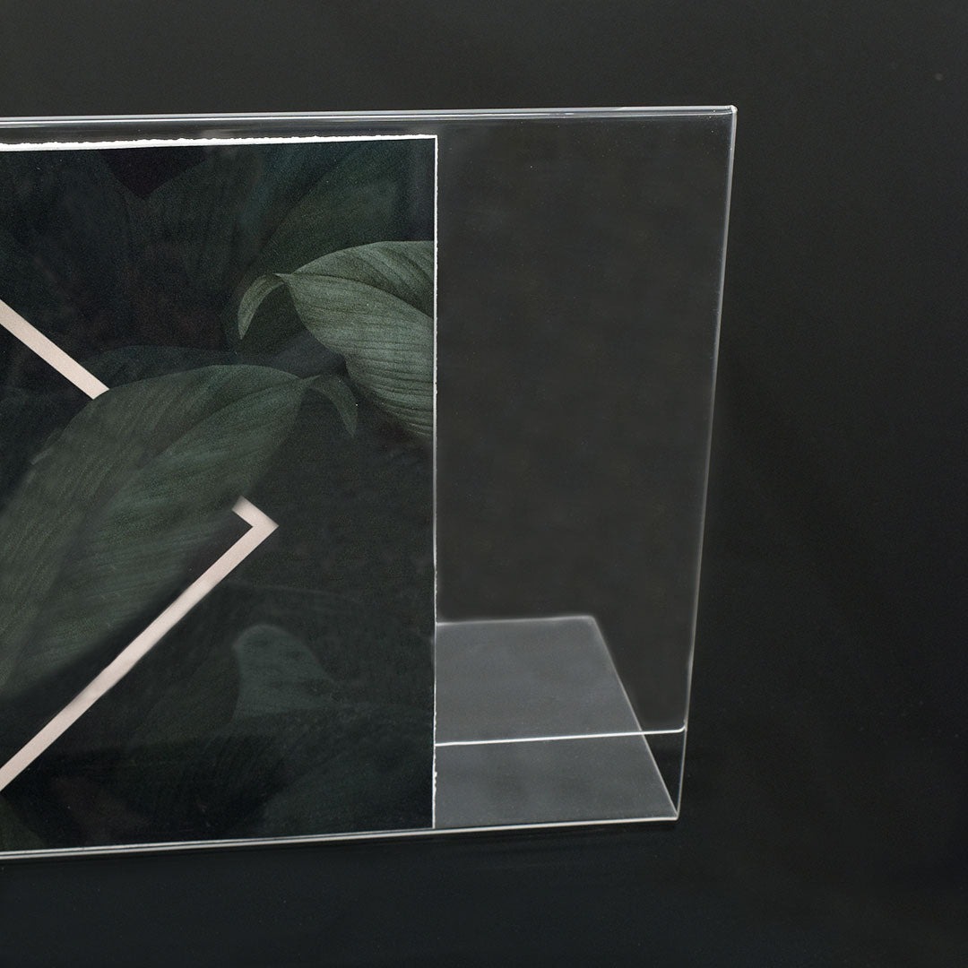 detalle inserción grafica en el expositor de metacrilato