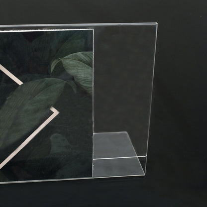 detalle inserción grafica en el expositor de metacrilato