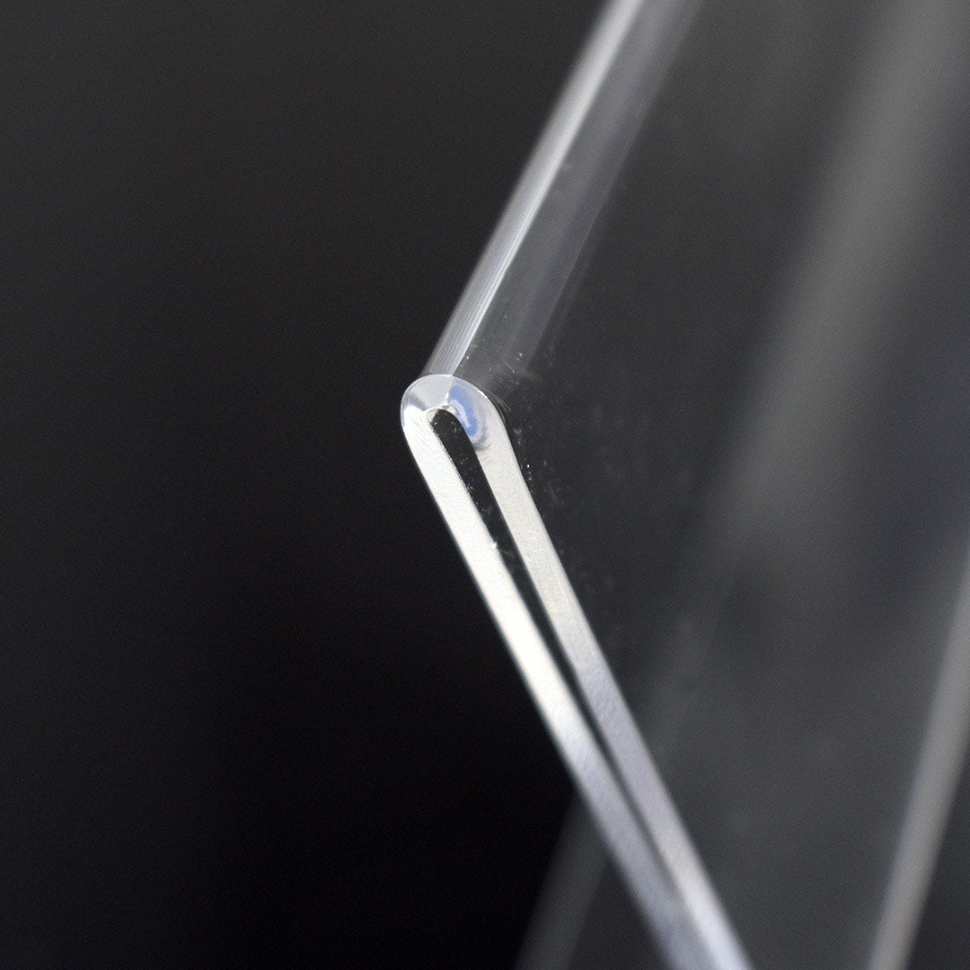 detalle porta nombre de metacrilato