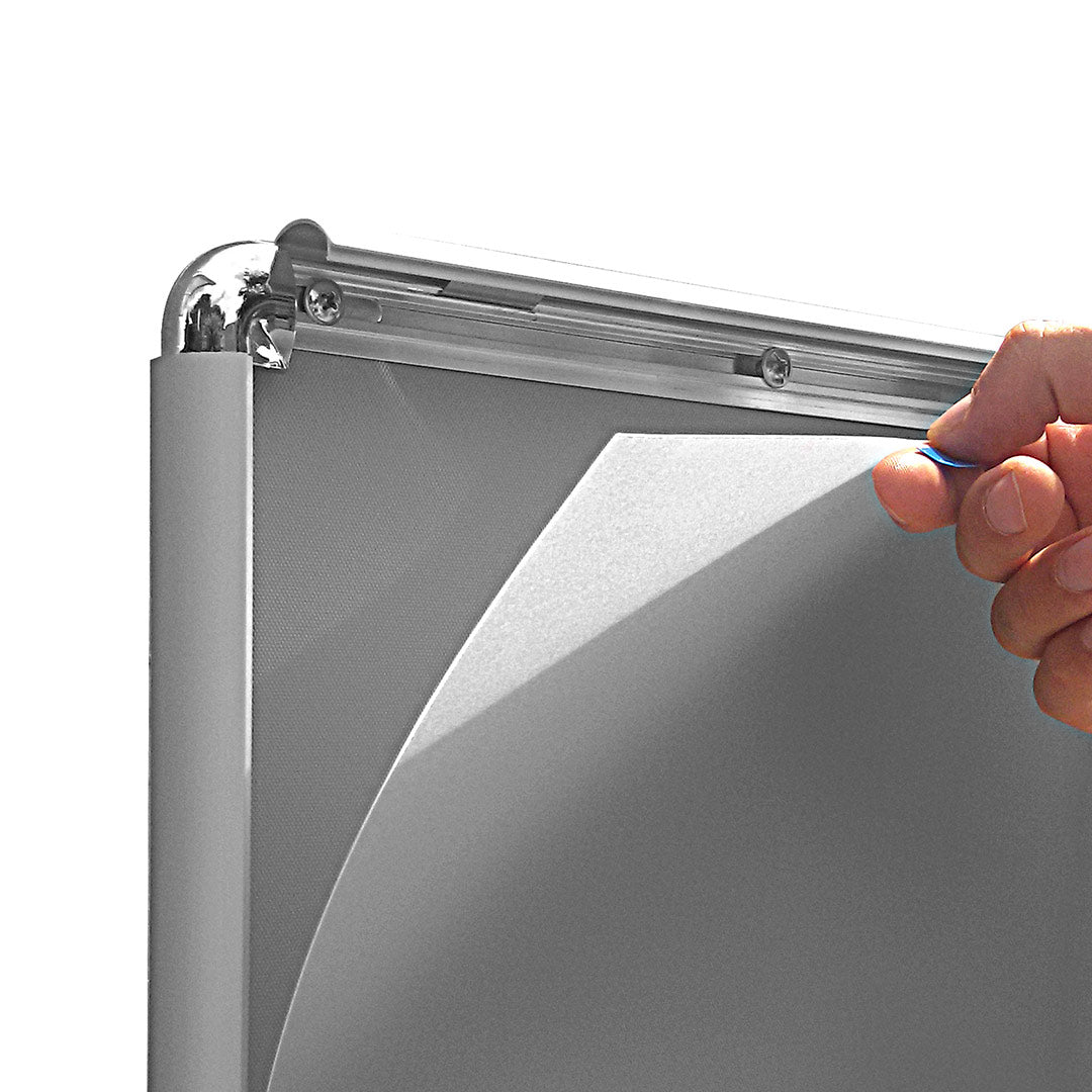 abertura marco abatible con hoja de plastica de protecion