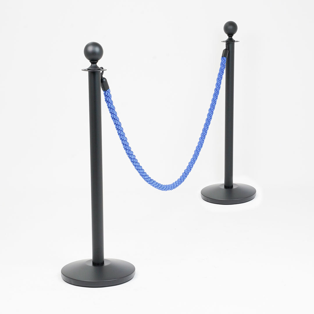 poste negro con cordón azul