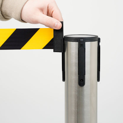 poste separador con cinta negra y amarillo