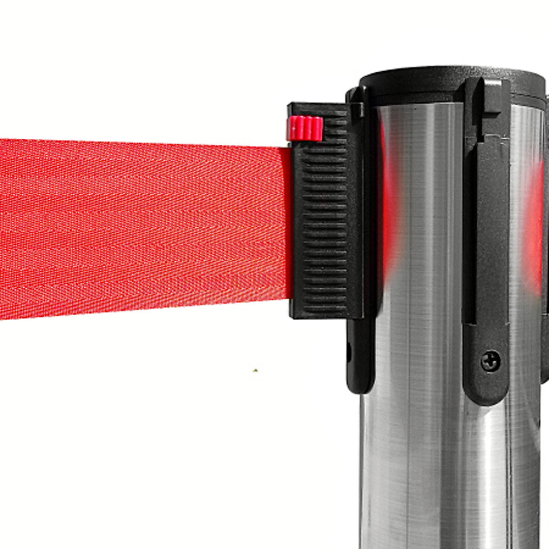 poste separador con cinta roja