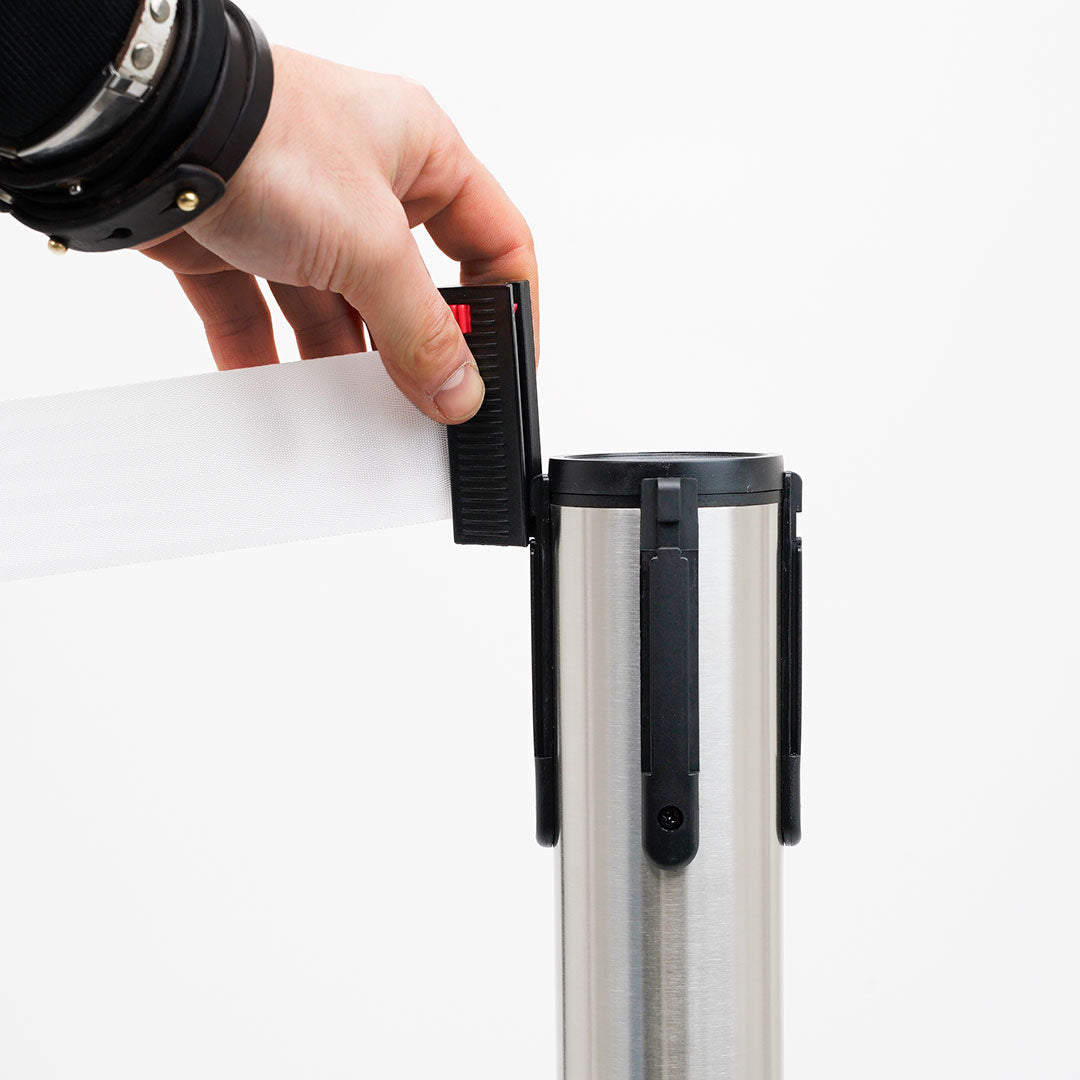 poste separador con cinta retráctil 