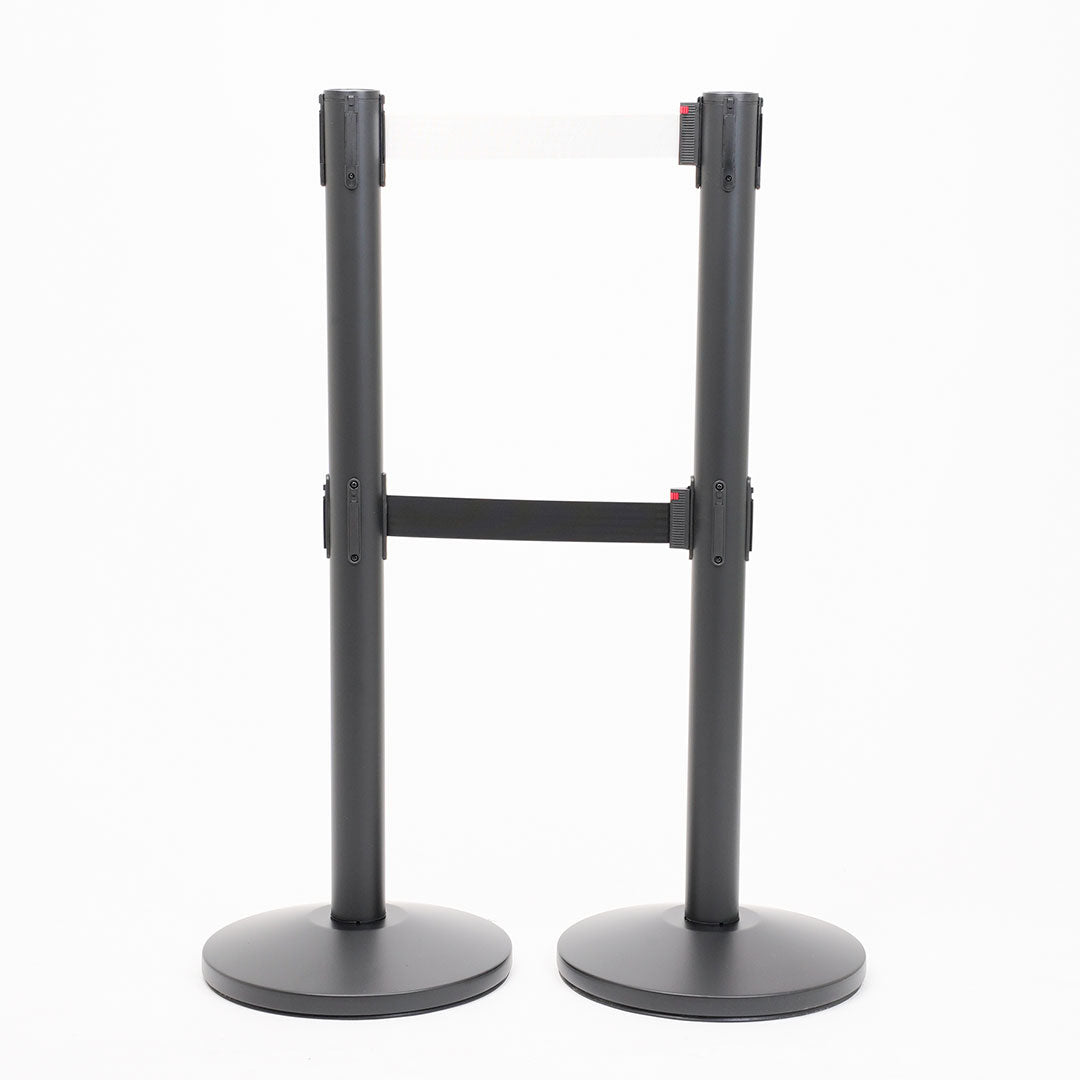 postes separadores con doble cinta blanca y negra