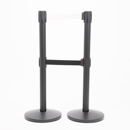 postes separadores con doble cinta blanca y negra