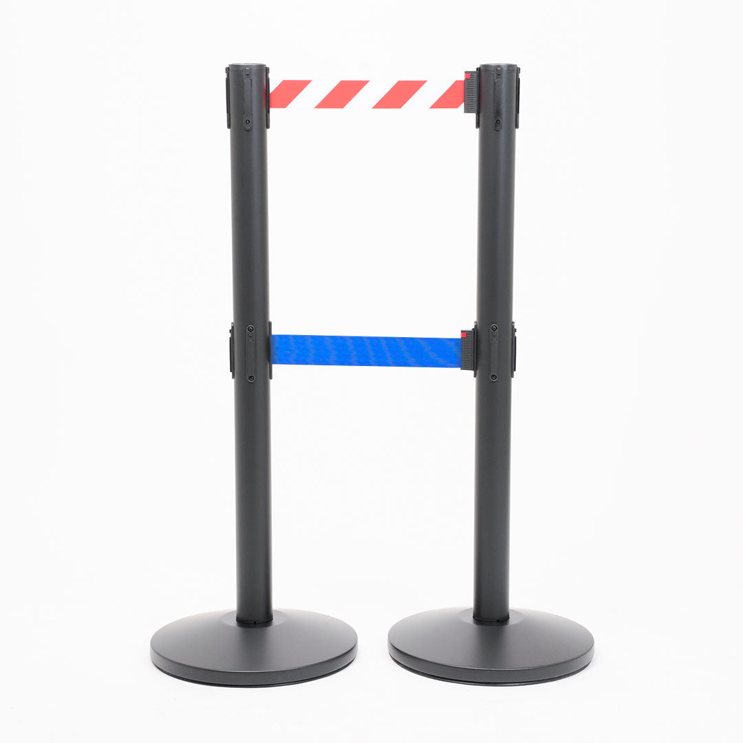 postes separadores con doble cinta blanca-roja y azul