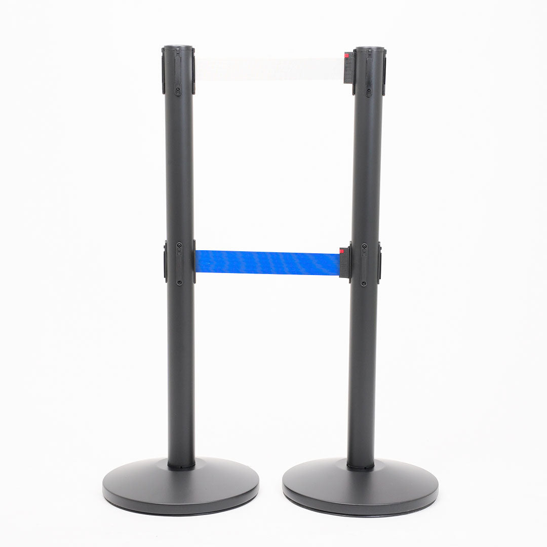 postes separadores con doble cinta blanca y azul