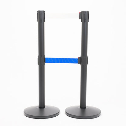 postes separadores con doble cinta blanca y azul