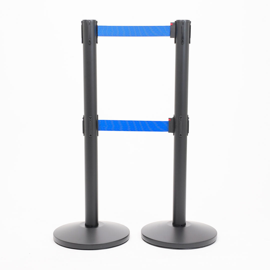 postes separadores con doble cinta azul y azul