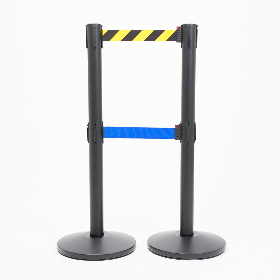 postes separadores con doble cinta amarillo-negra y azul
