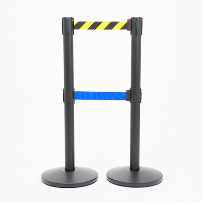 postes separadores con doble cinta amarillo-negra y azul