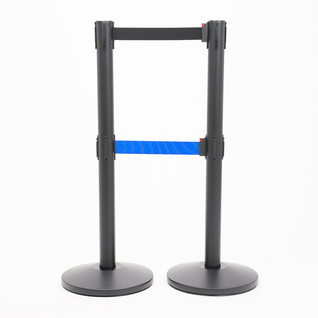 postes separadores con doble cinta negra y azul