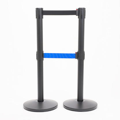 postes separadores con doble cinta negra y azul