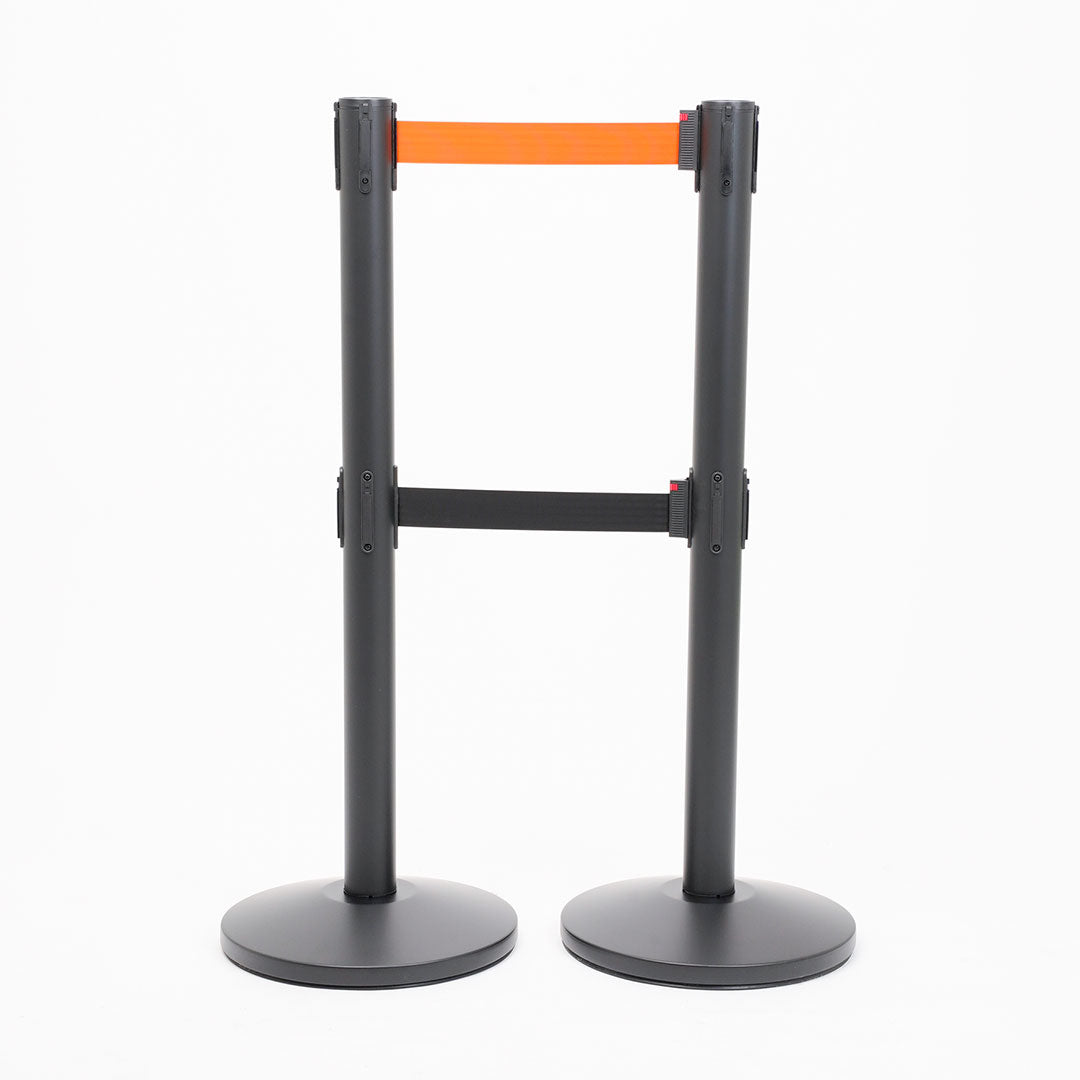 postes separadores con doble cinta naranja y negra