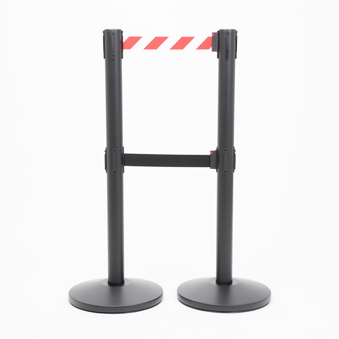 postes separadores con doble cinta blanca-roja y negra