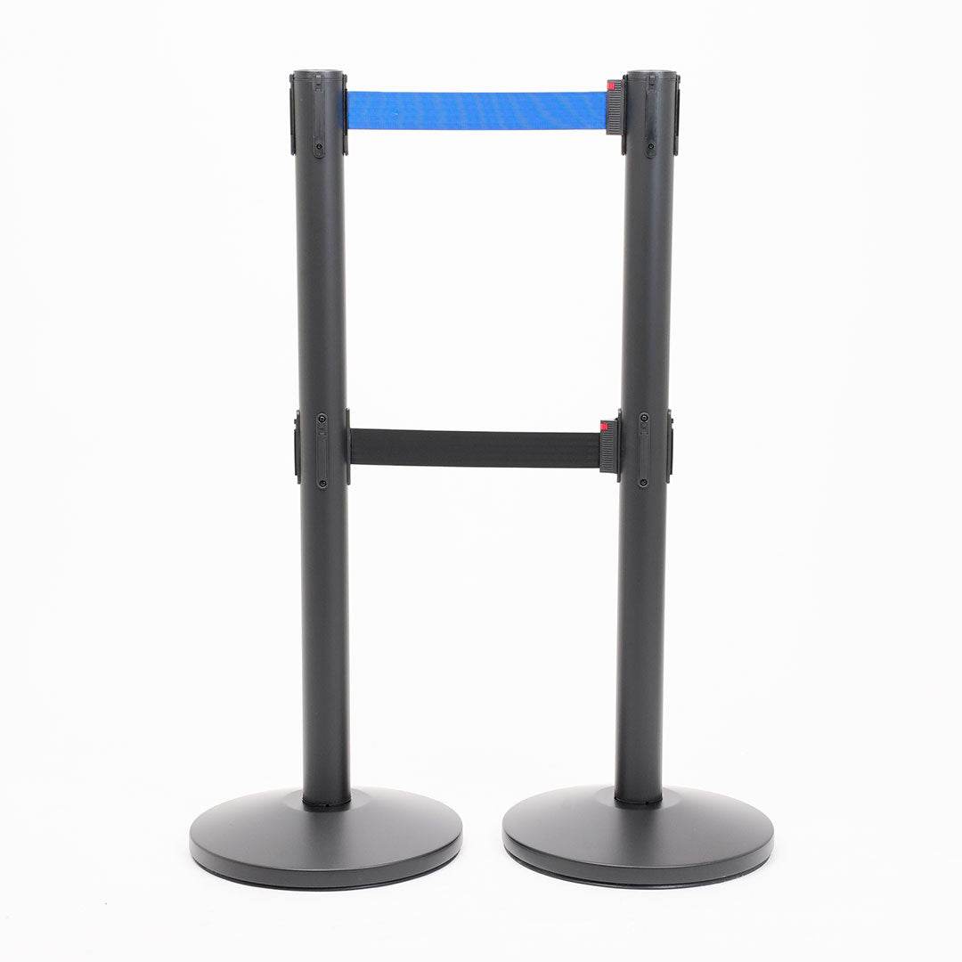 postes separadores con doble cinta azul y negra