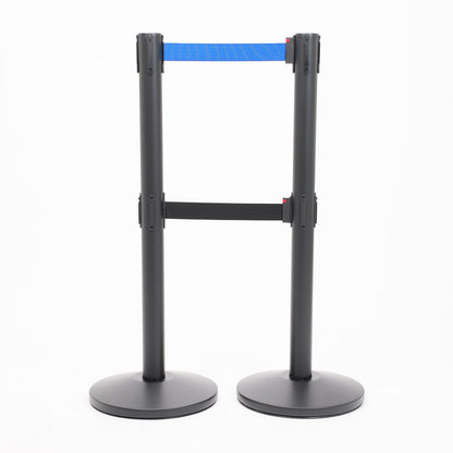 postes separadores con doble cinta azul y negra