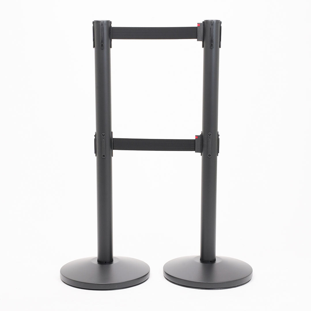 postes separadores con doble cinta negra y negra