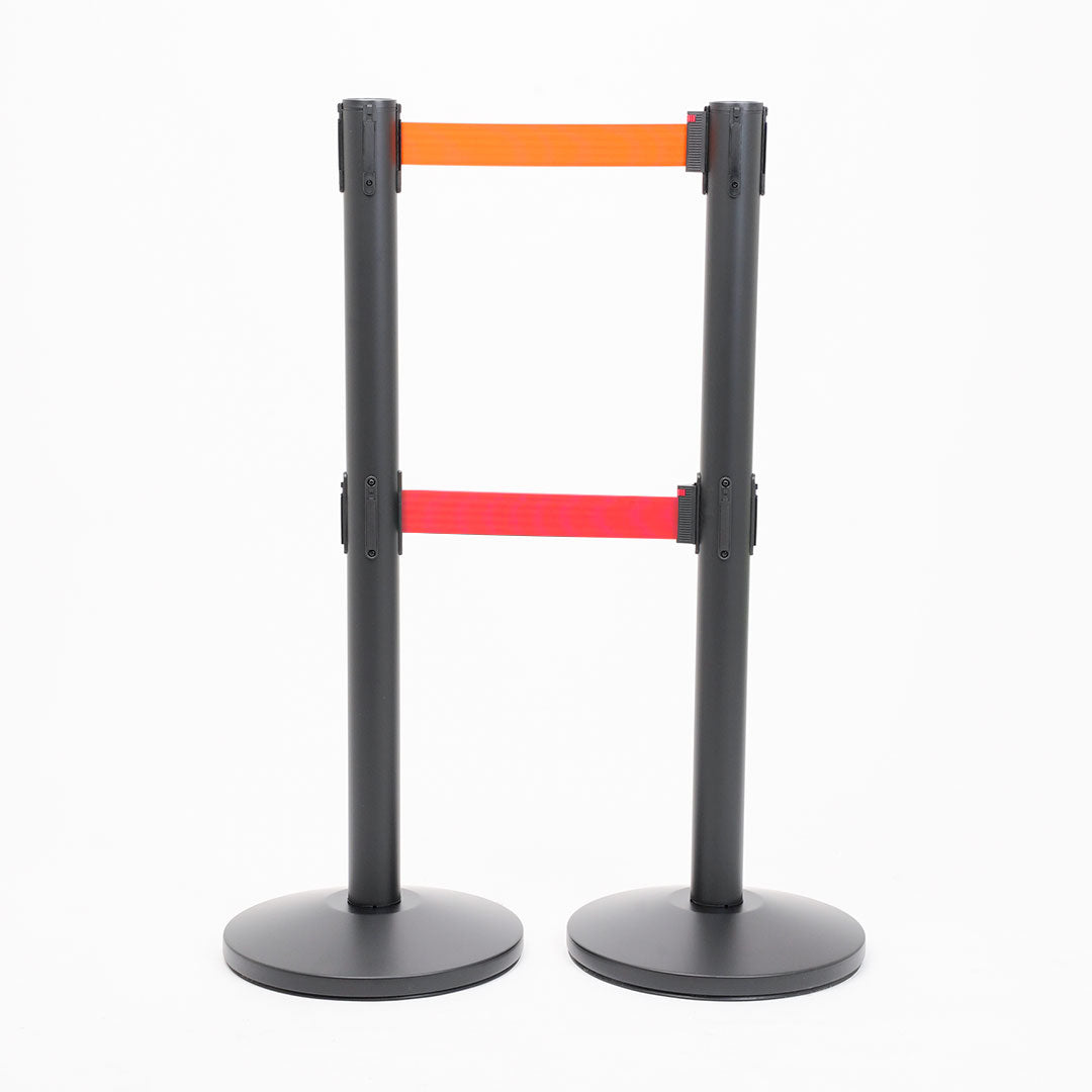 postes separadores con doble cinta naranja y roja