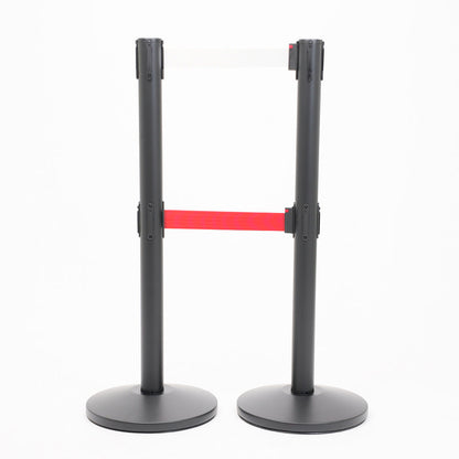 postes separadores con doble cinta blanca y roja