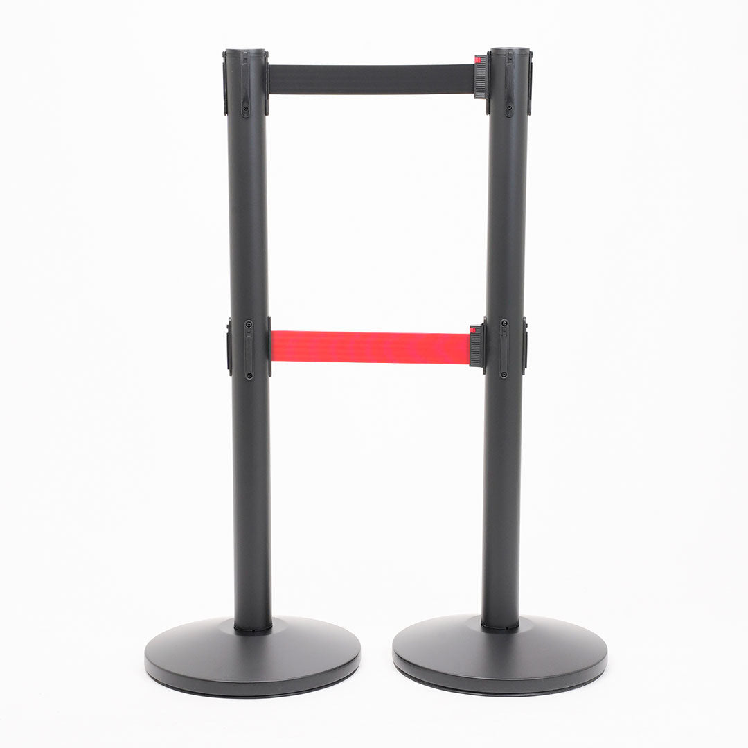 postes separadores con doble cinta negra y roja